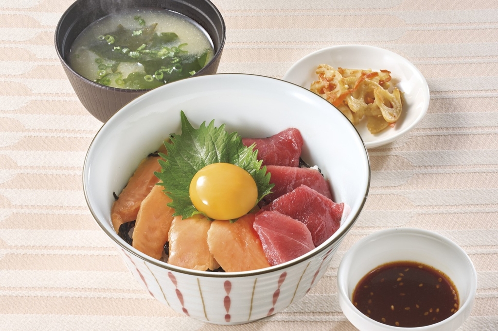 ジョナサン「さくらますと本まぐろのユッケ風丼(みそ汁・惣菜つき)」